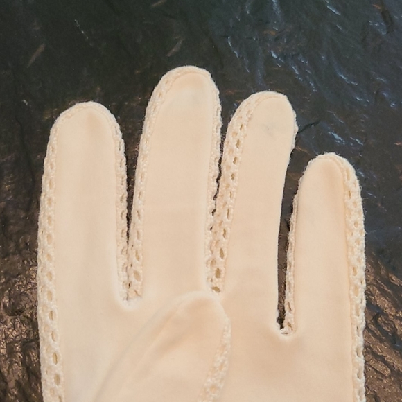 Short White Gloves with Mesh Sides Vintage - Picture 8 of 8